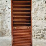 Armoire à rideau vintage en chêne français – meuble de rangement des années 1920 avec 12 étagères fixes et ferrures en laiton (42 × 38 × 118 cm)