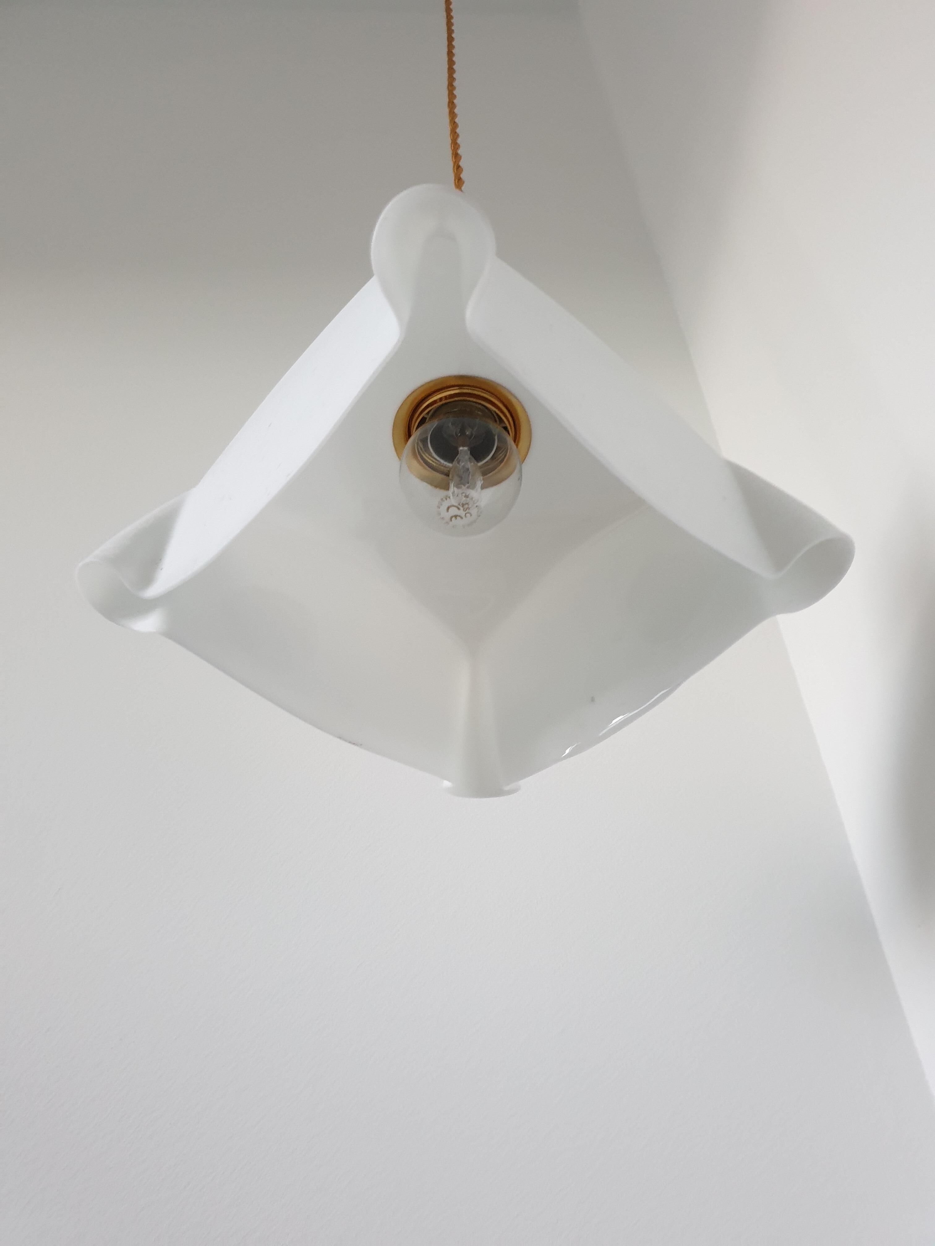 Suspension en opaline blanche drapé
