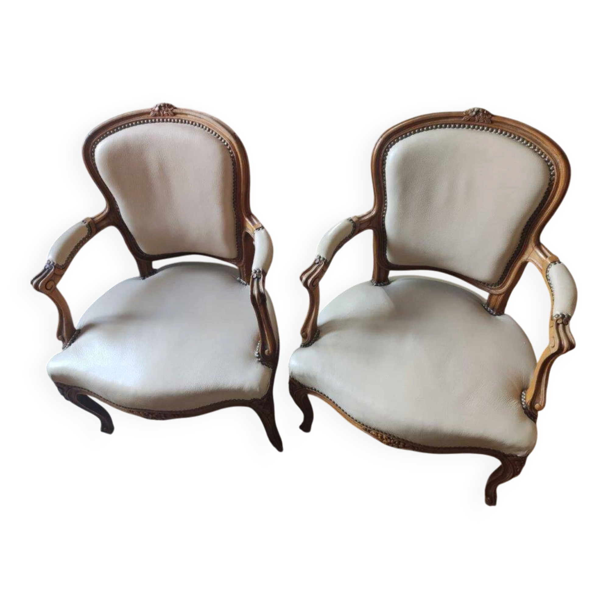 2 fauteuils cabriolet de style Louis XV en cuir crème