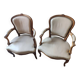 2 fauteuils cabriolet de style Louis XV en cuir crème