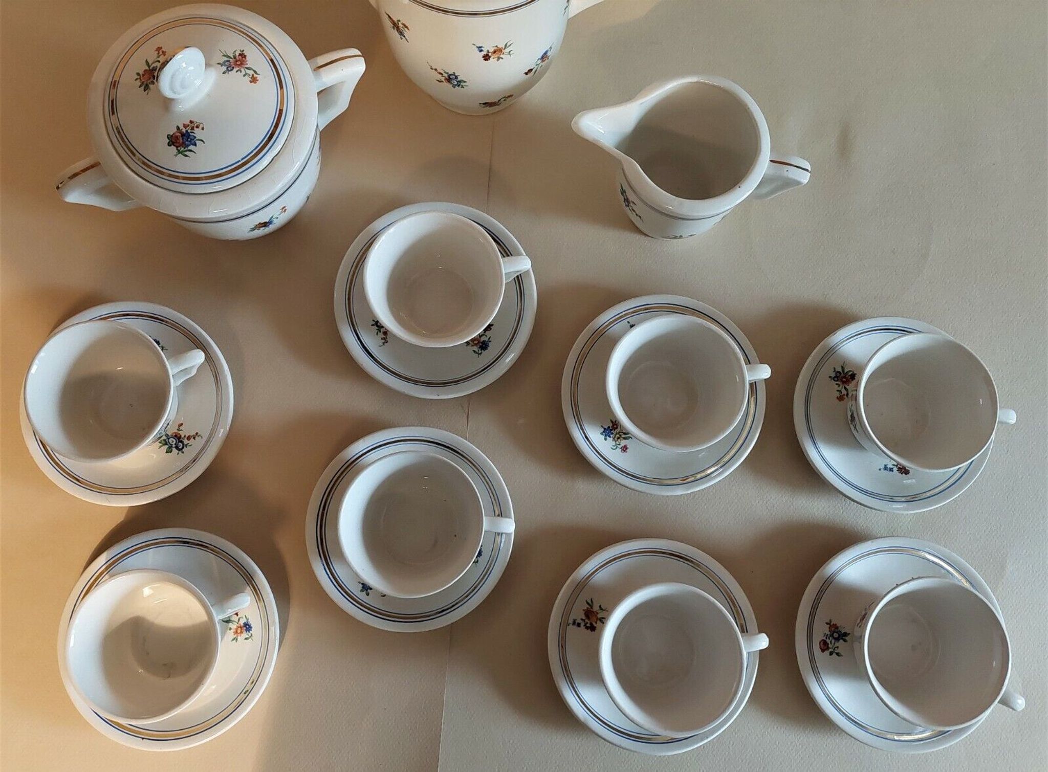 Service à café en faïence de Saint Amand décor Touraine huit tasses
