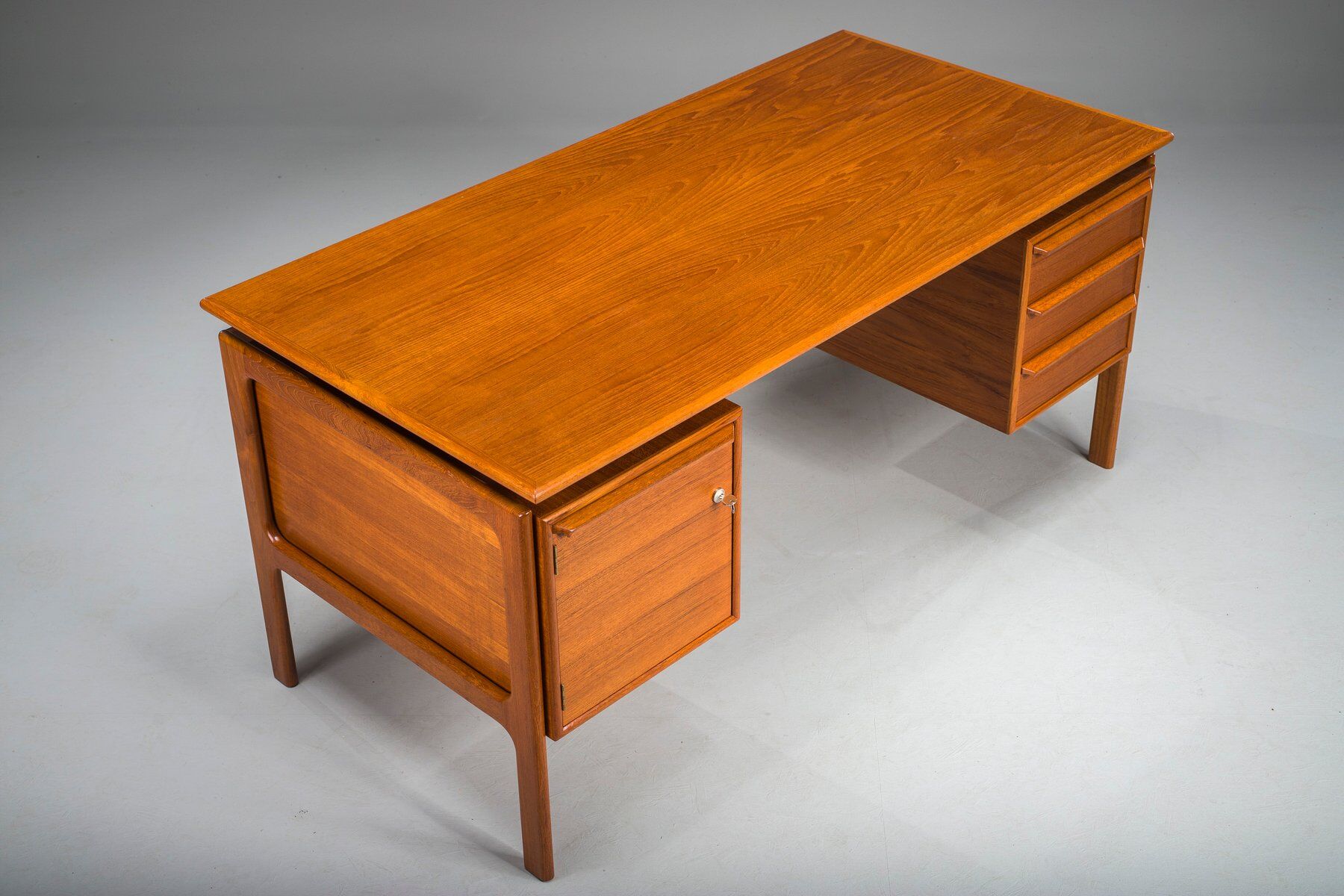 Mid-century modern teak freestanding desk from GV Møbler, 1960s