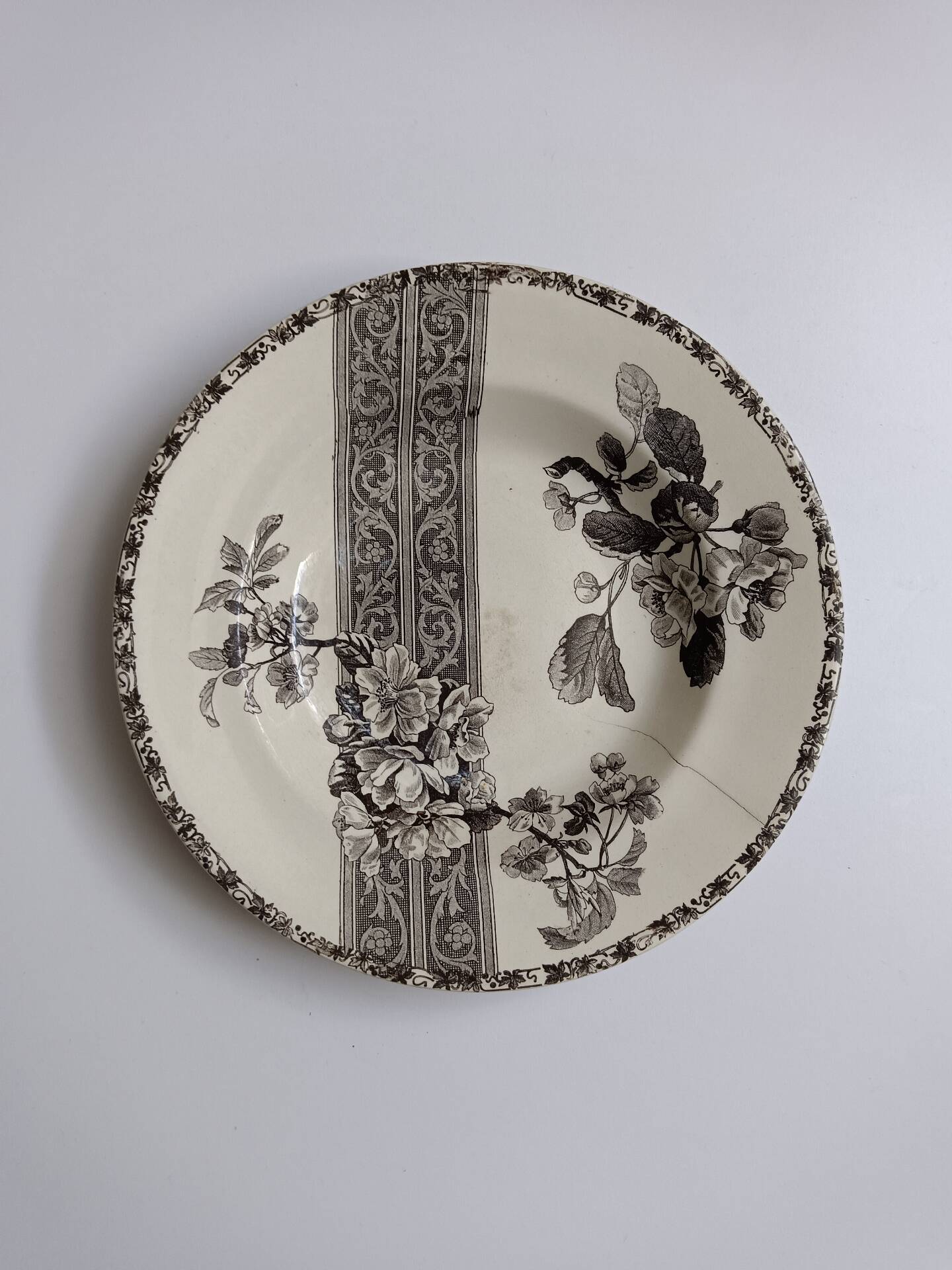 Hollow decorative plate Choisy-le-Roi black flowers and border