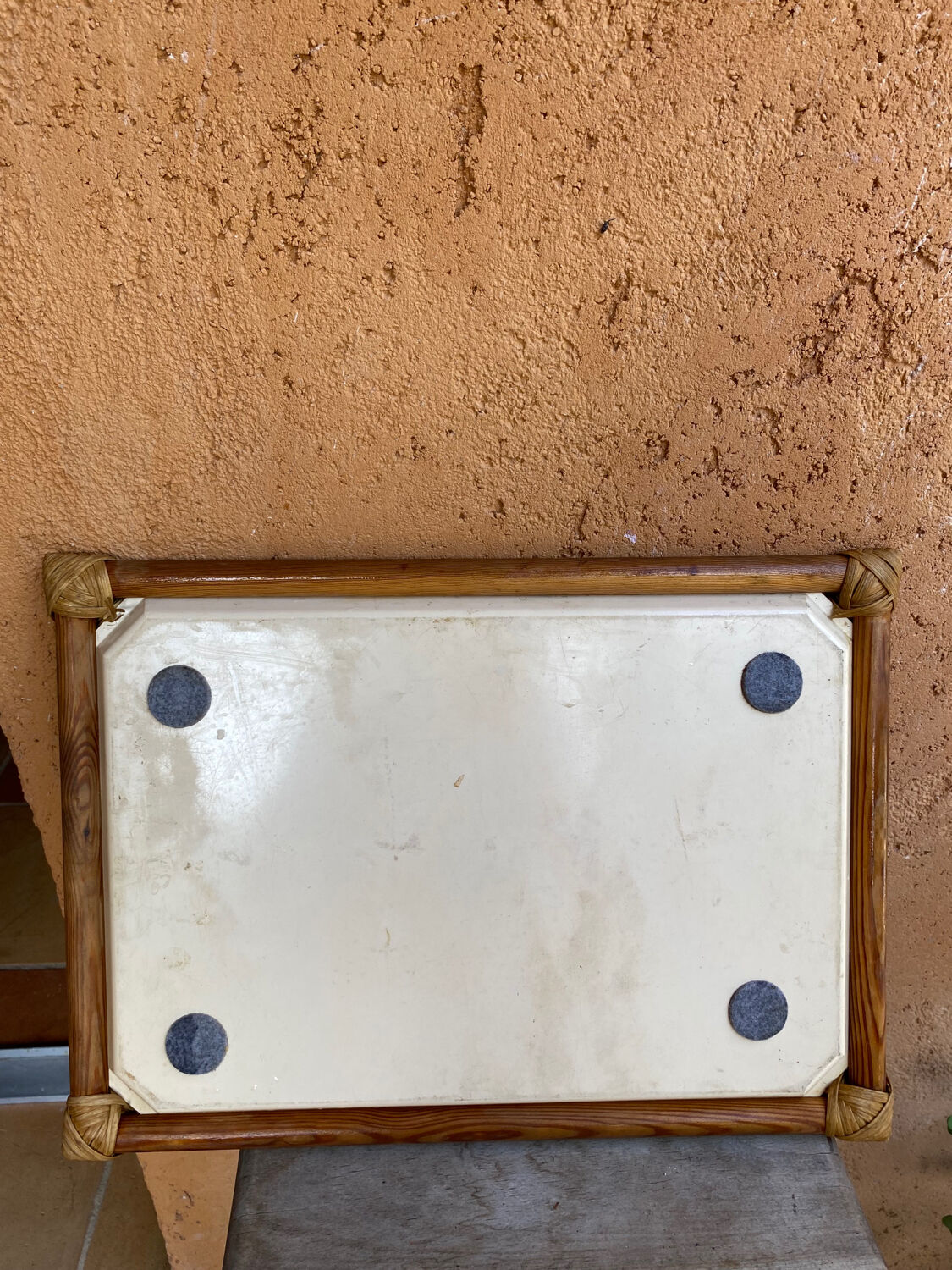 Plateau vintage en plastique et rotin