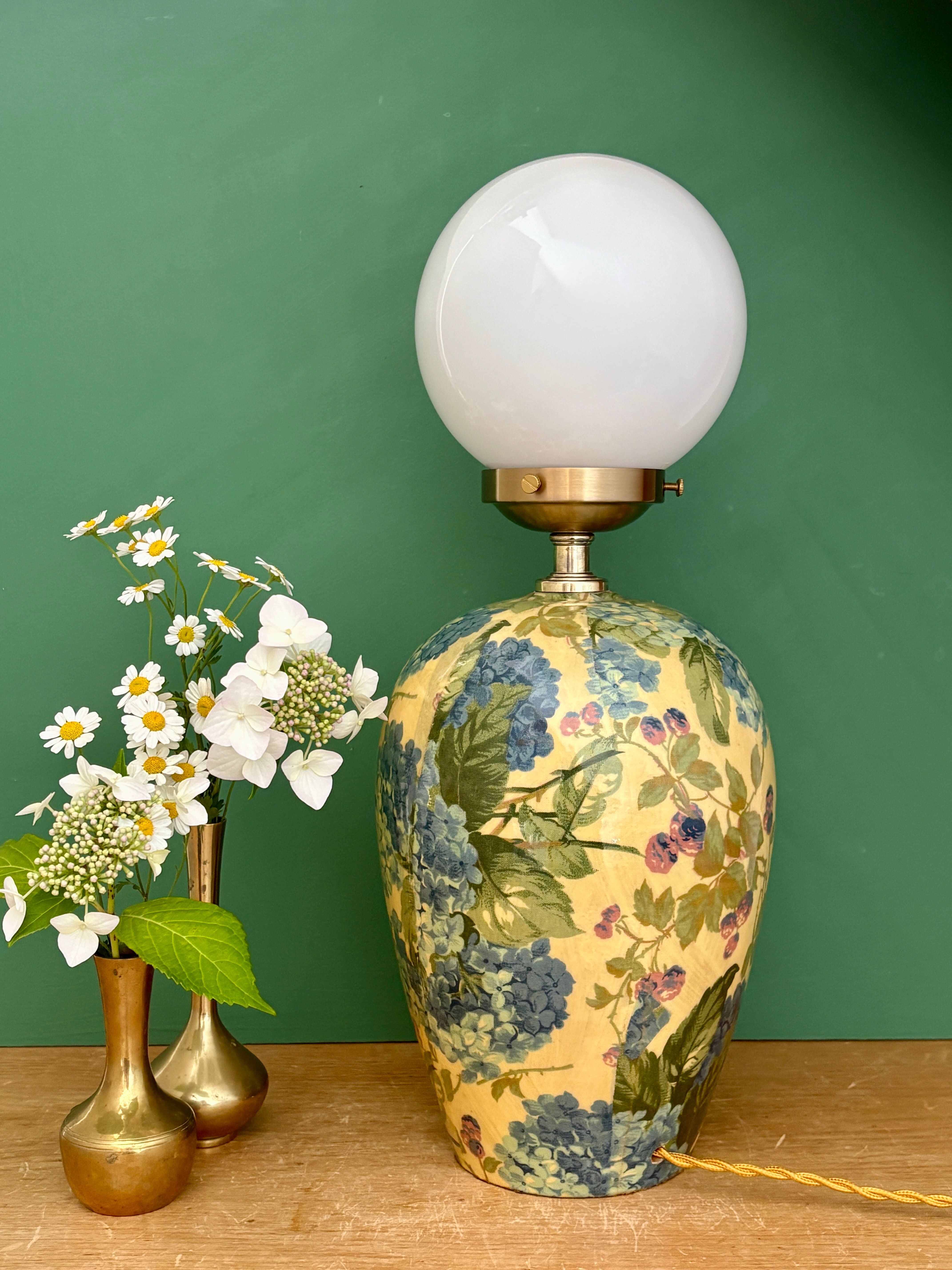 Vintage table lamp with floral decorations and white opaline.