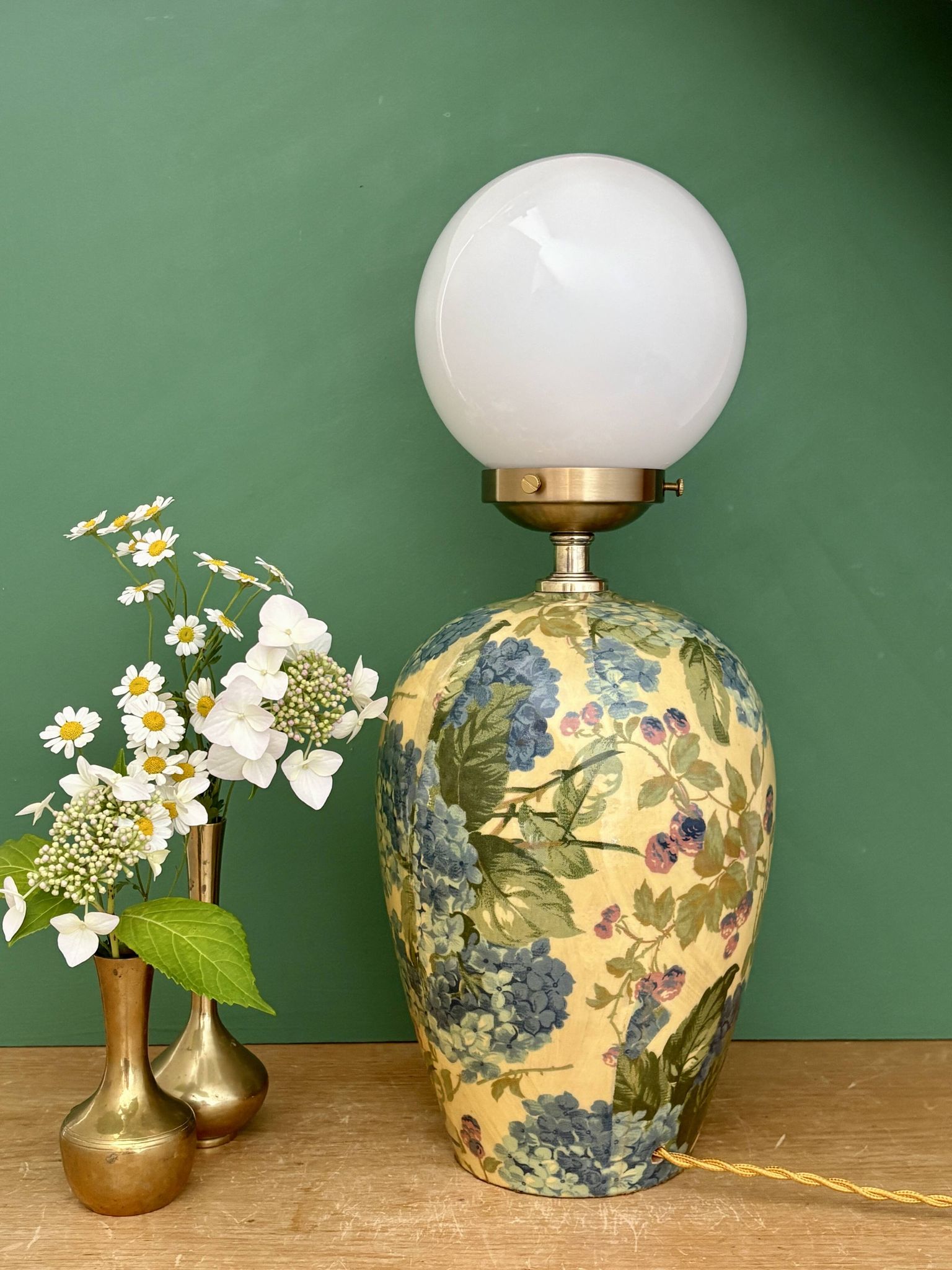 Lampe à poser  vintage décors de fleurs et opaline blanche