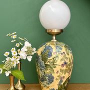 Lampe à poser  vintage décors de fleurs et opaline blanche