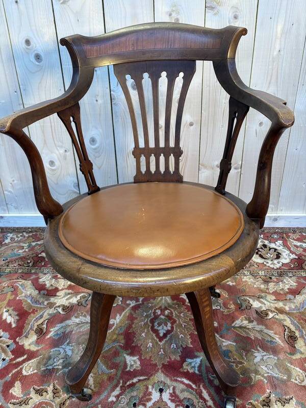 Swivel office chair
