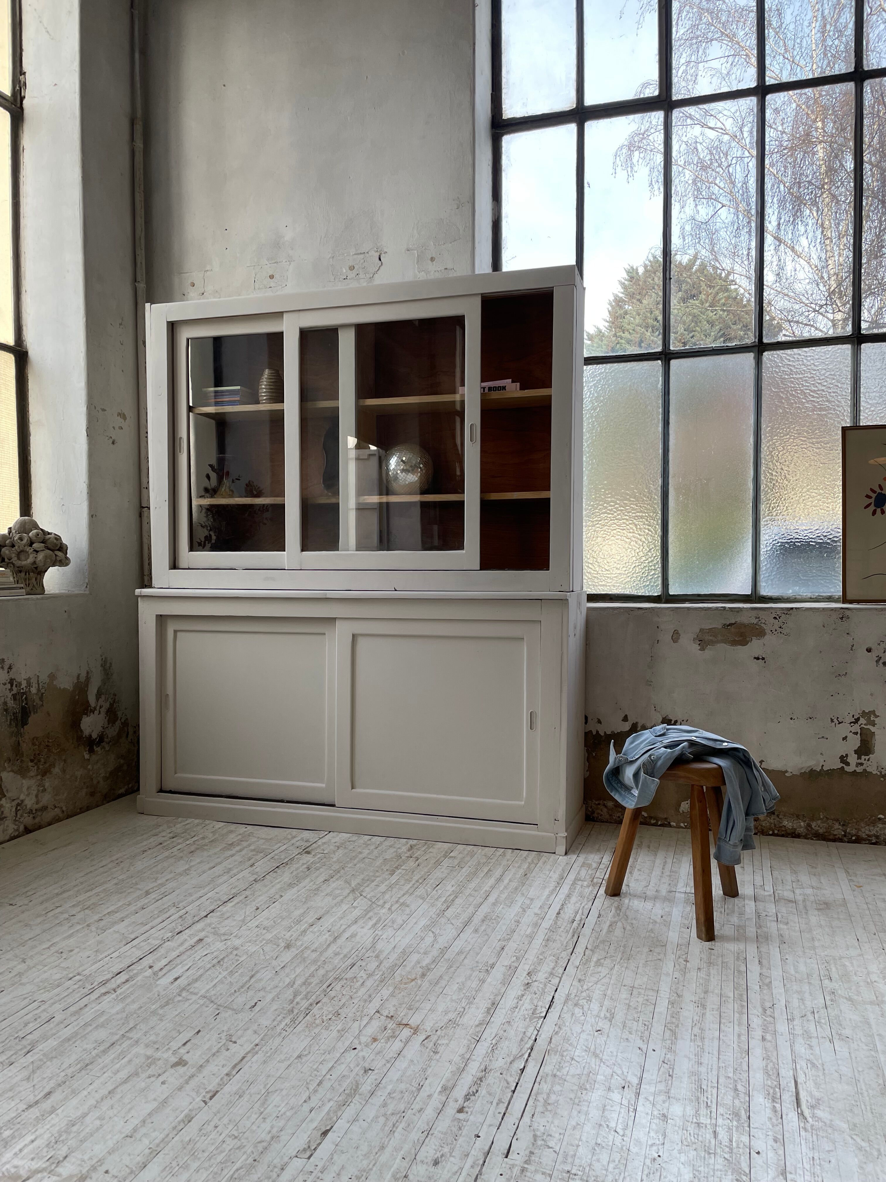 Library showcase ivory white sliding doors