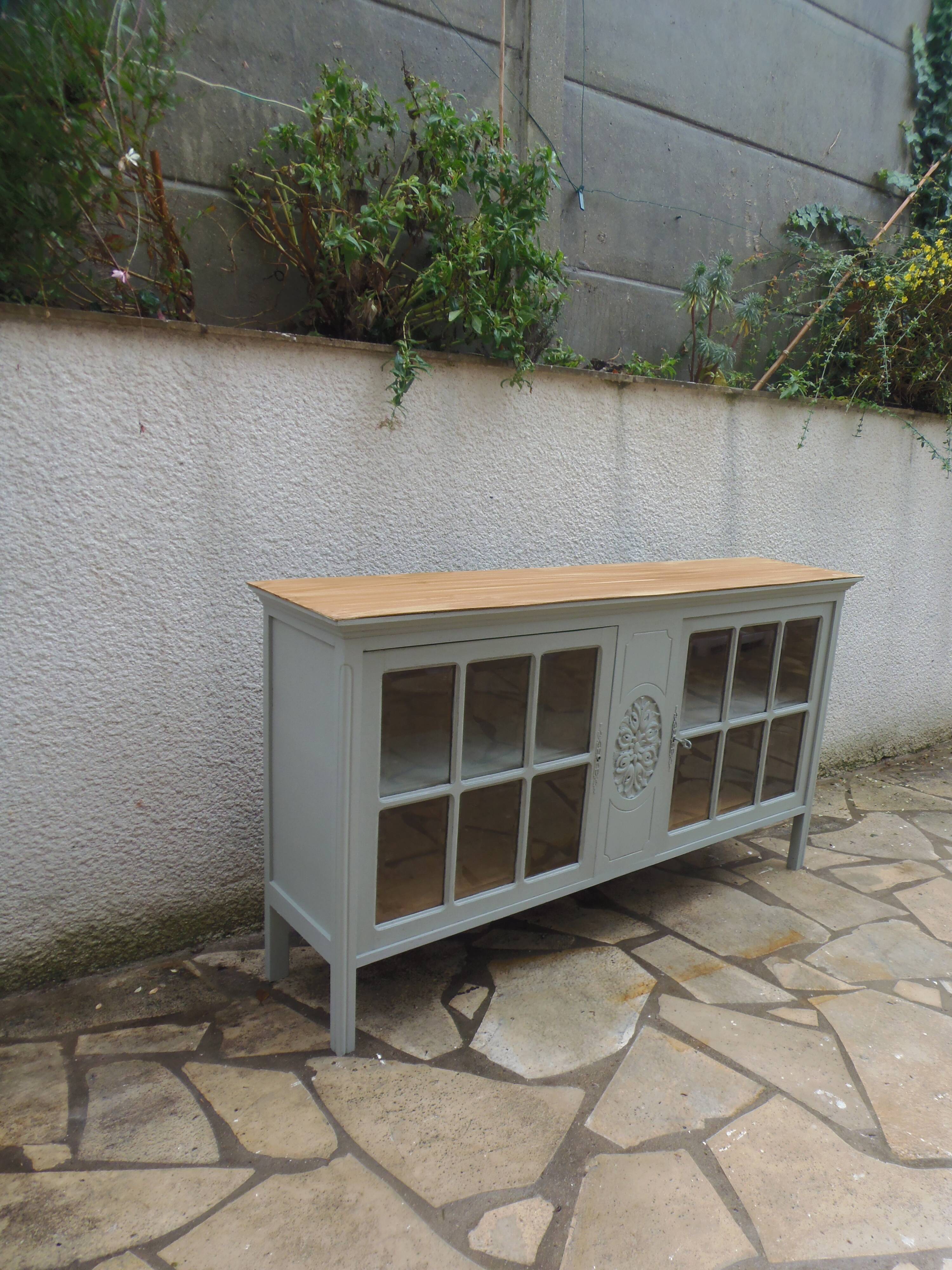 Vitrine vintage de faible profondeur sublimée en vert de gris plateau bois.