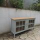 Vitrine vintage de faible profondeur sublimée en vert de gris plateau bois.