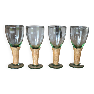 quatre verres sur pied