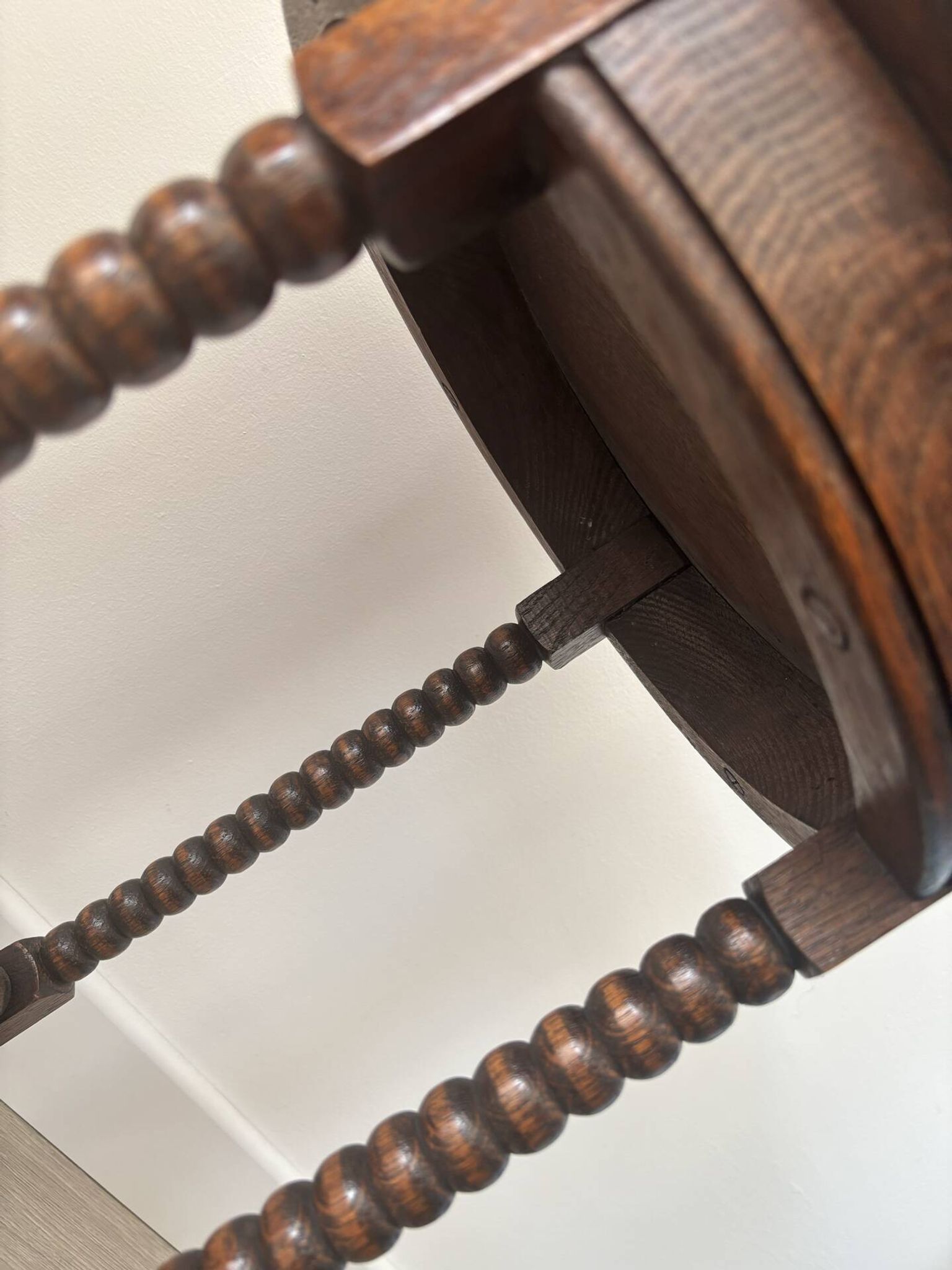 Petit guéridon vintage en bois tourné, table d’appoint ronde en bois