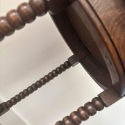 Petit guéridon vintage en bois tourné, table d’appoint ronde en bois
