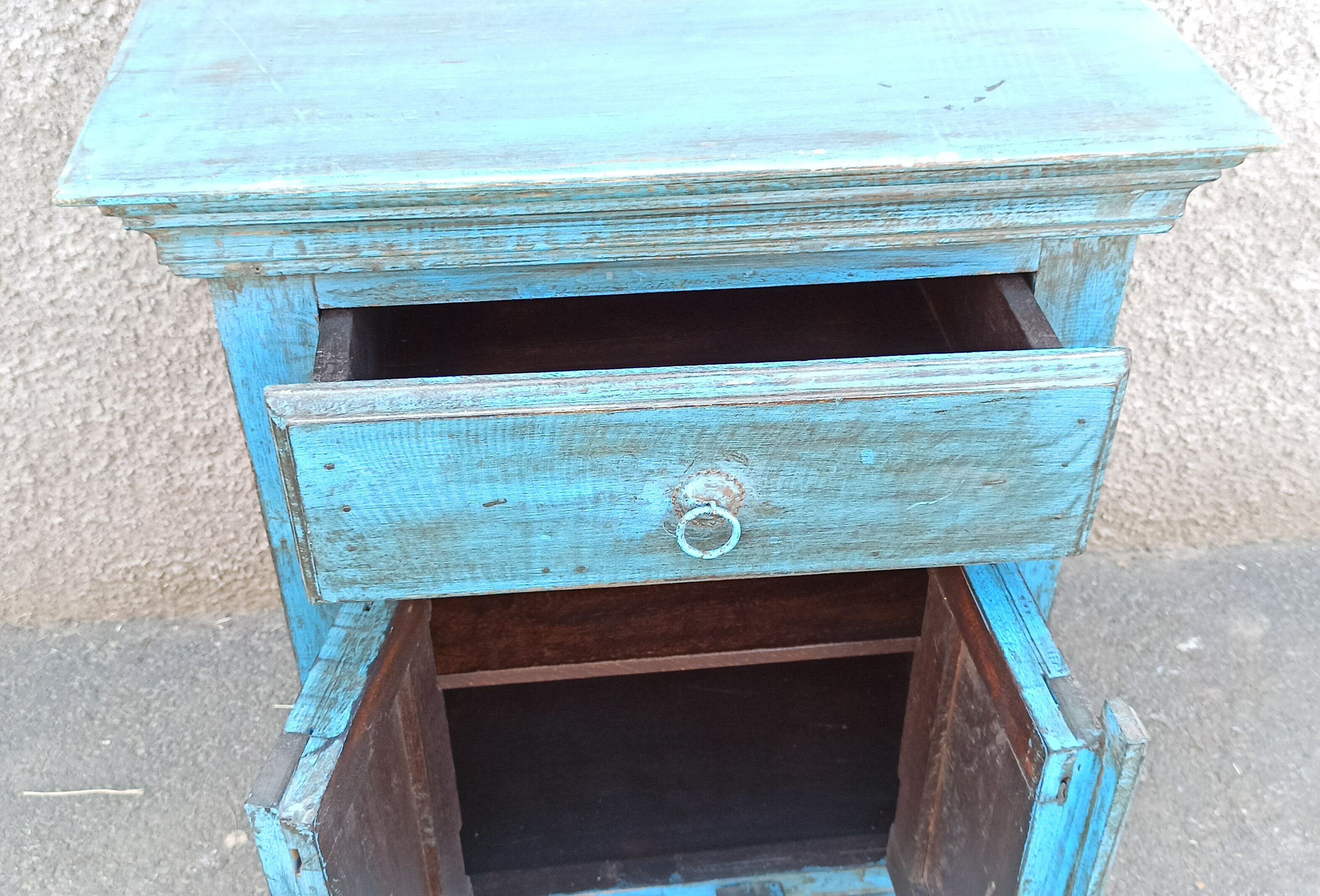 Meuble d'appoint en bois ancien bleu