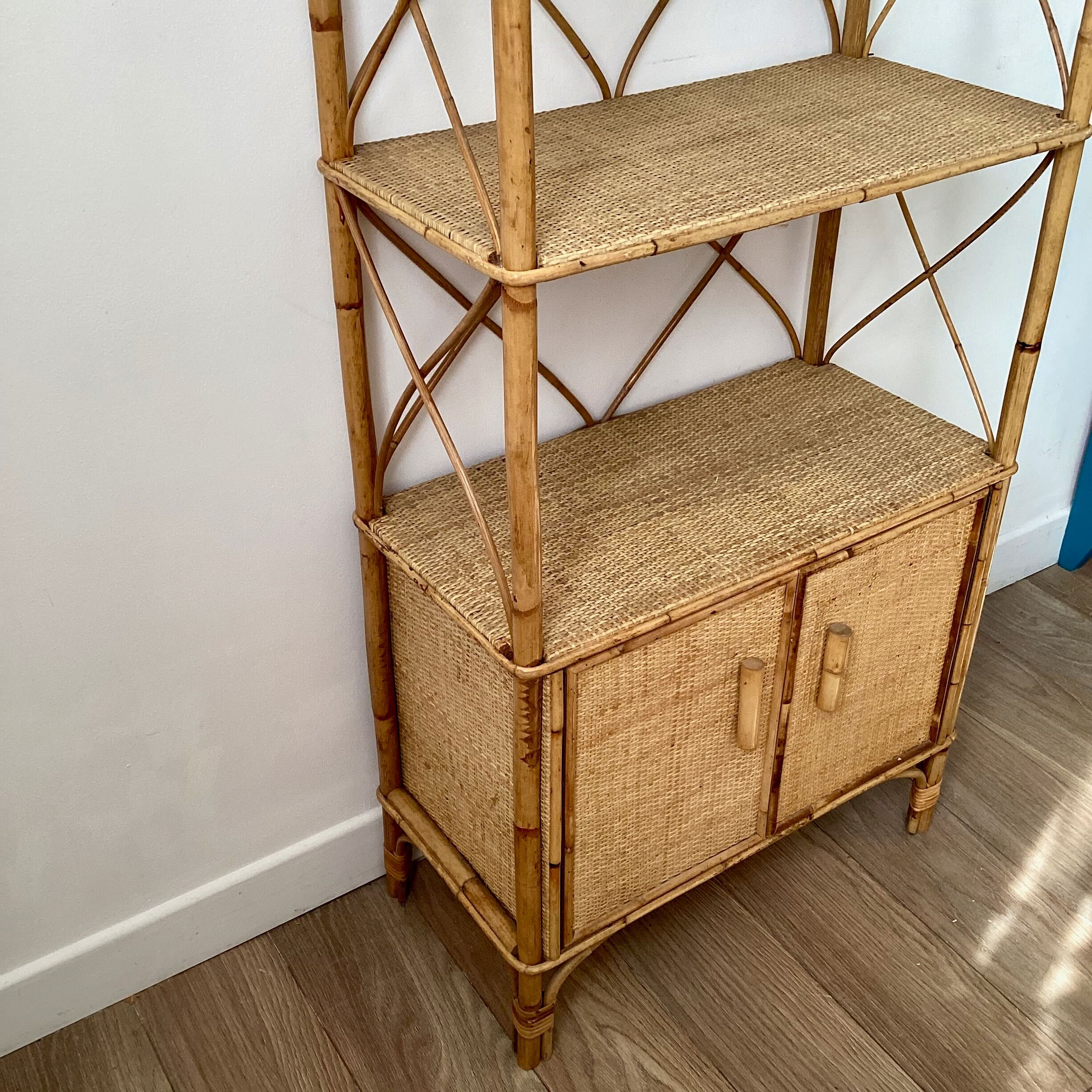 Bookcase shelf in braided wicker, bamboo and rattan