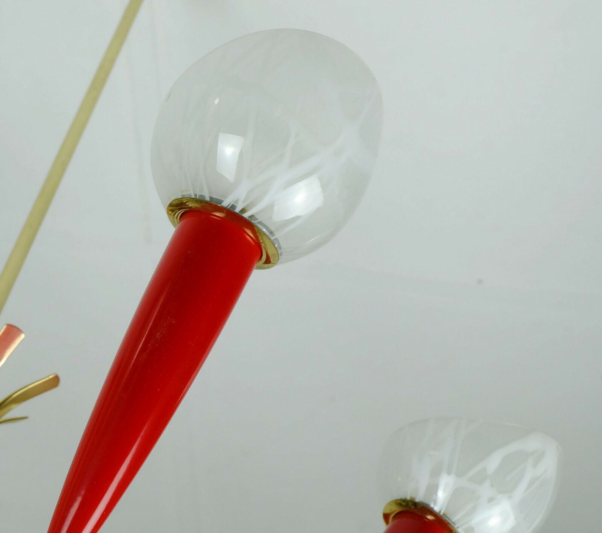 Lustre des années 1950 en laiton et plastique rouge, 7 abat-jours en verre