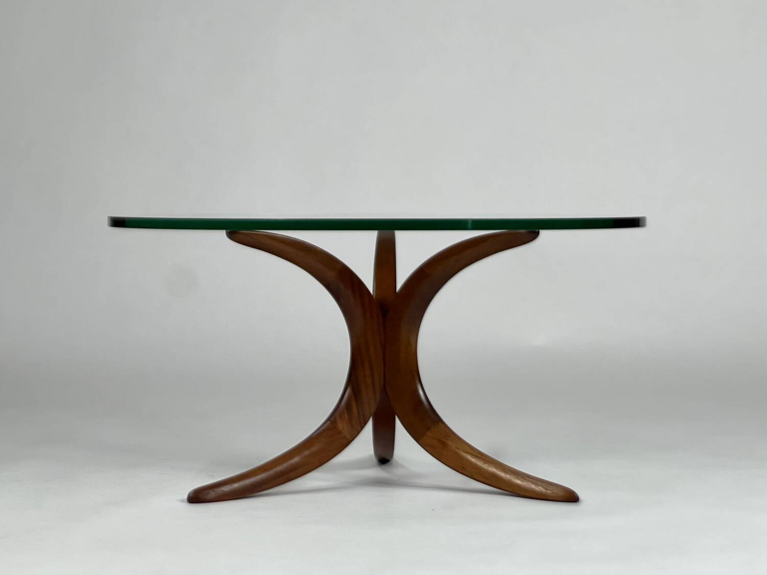 Table basse ronde en teck et verre, années 60