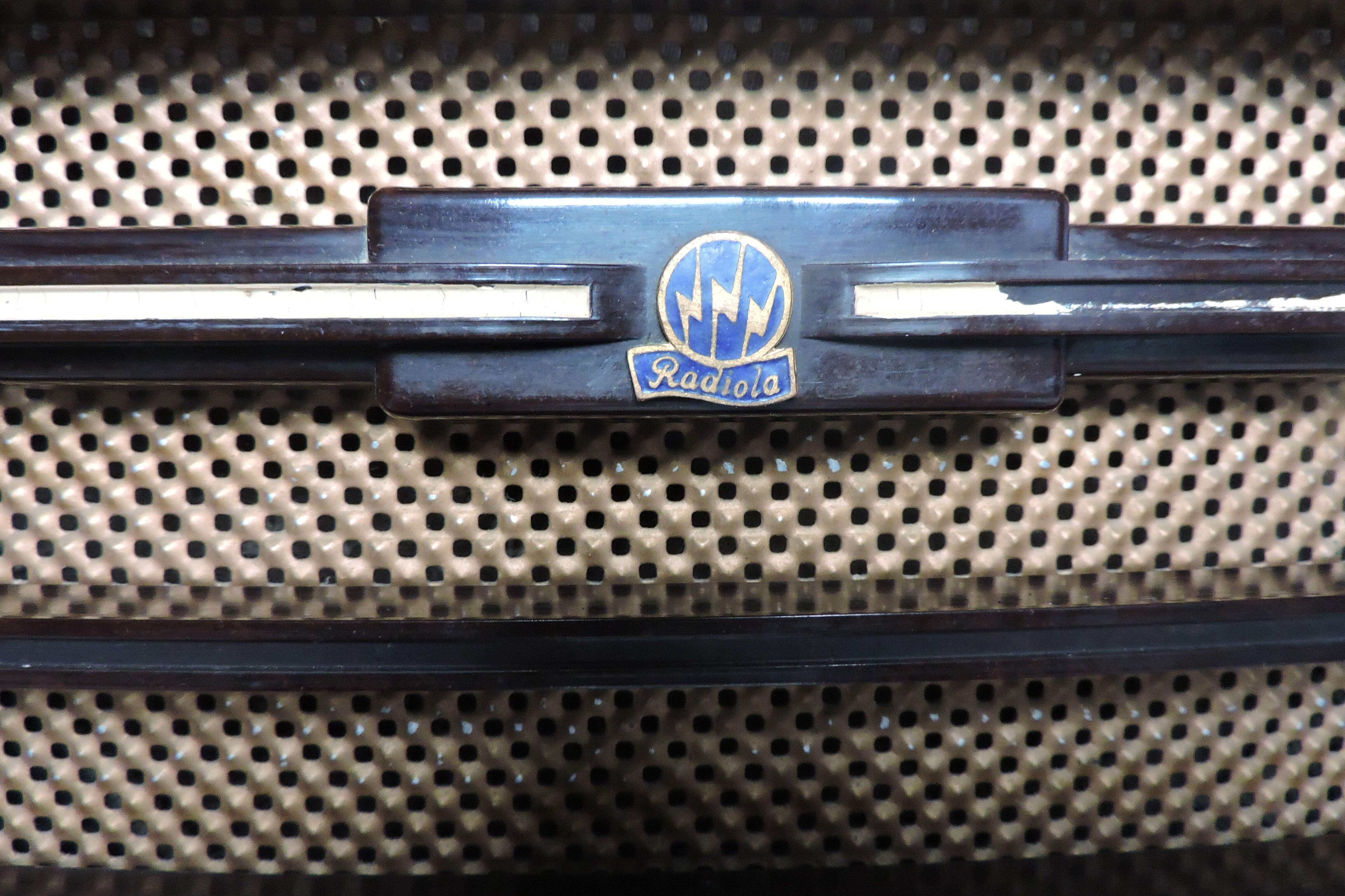 Brown Bakelite radiola radio 1949