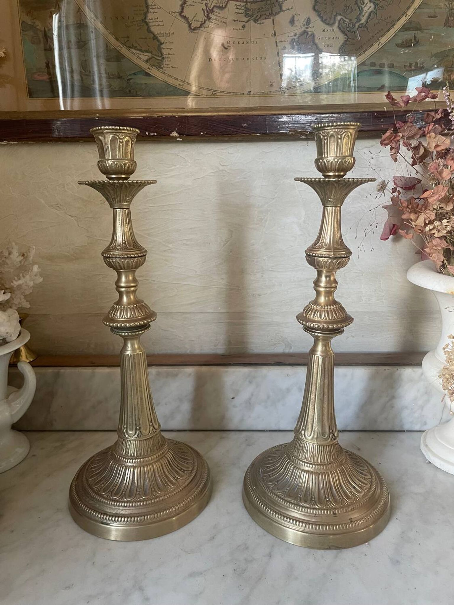 Paire de bougeoirs en laiton