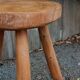 Tabouret brutaliste tripode en frêne