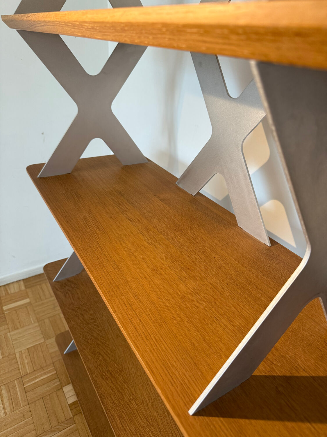 Designer shelf in solid oak and signed aluminium.