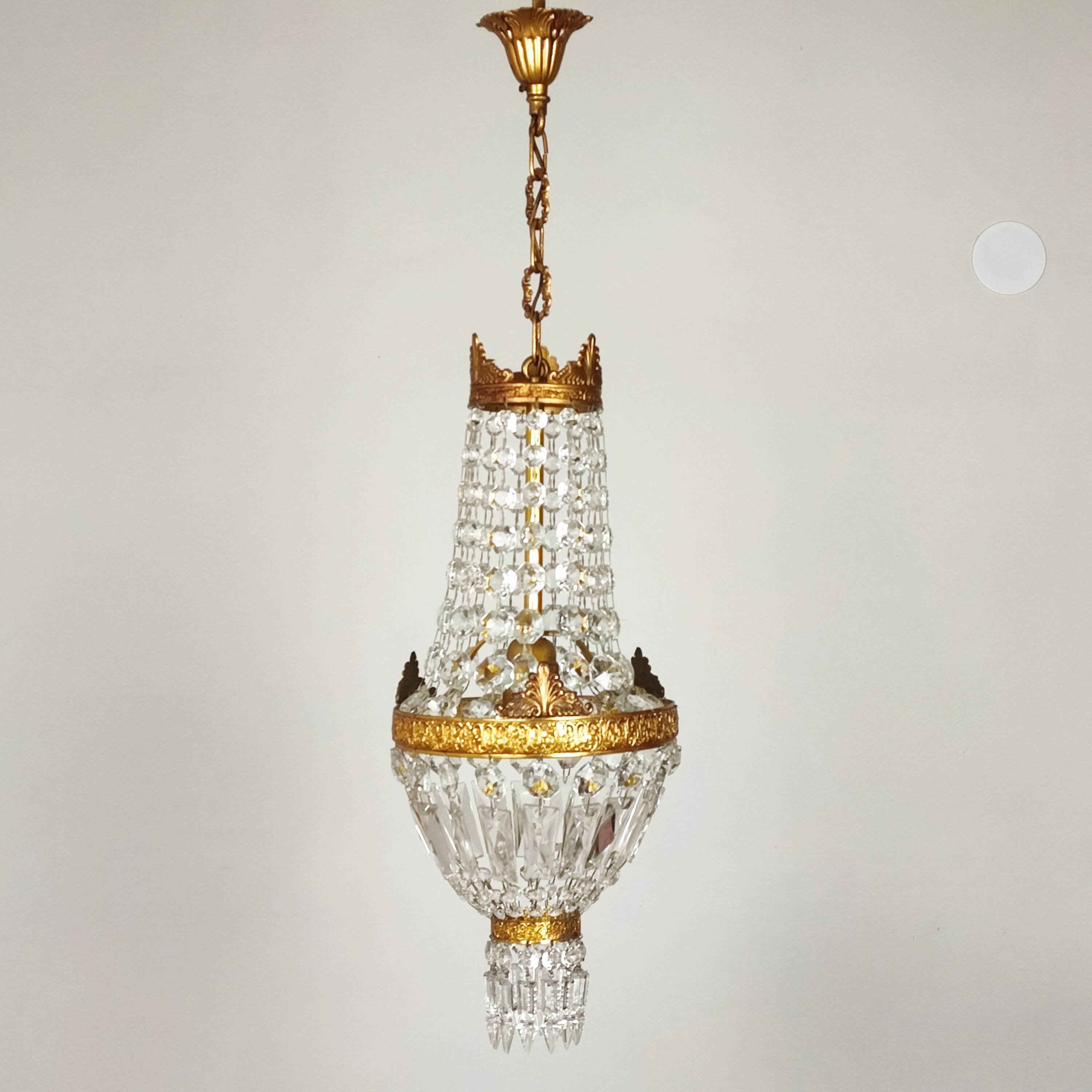 Balloon chandelier with pendants