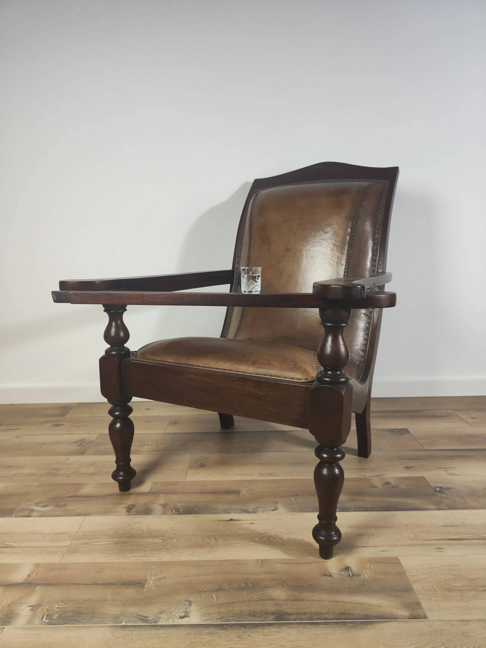 Fauteuil/chaise de château ancien avec tabouret