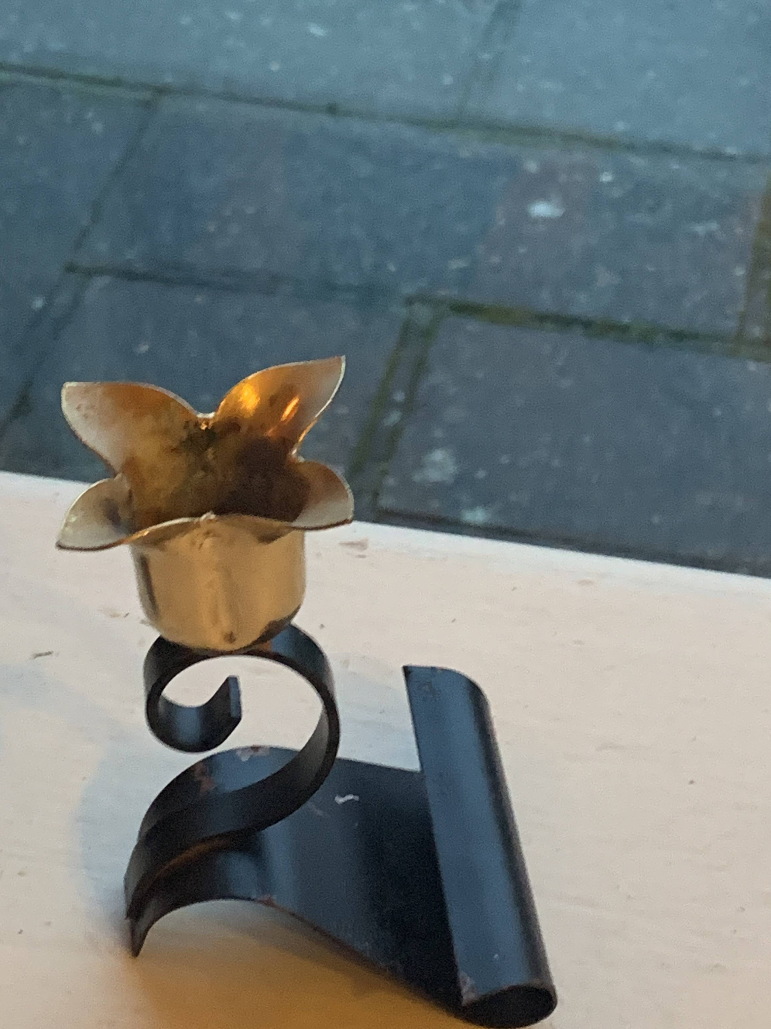 Set of two candlesticks, in the shape of flowers, tulips in black and gold metal, vintage