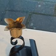 Set of two candlesticks, in the shape of flowers, tulips in black and gold metal, vintage