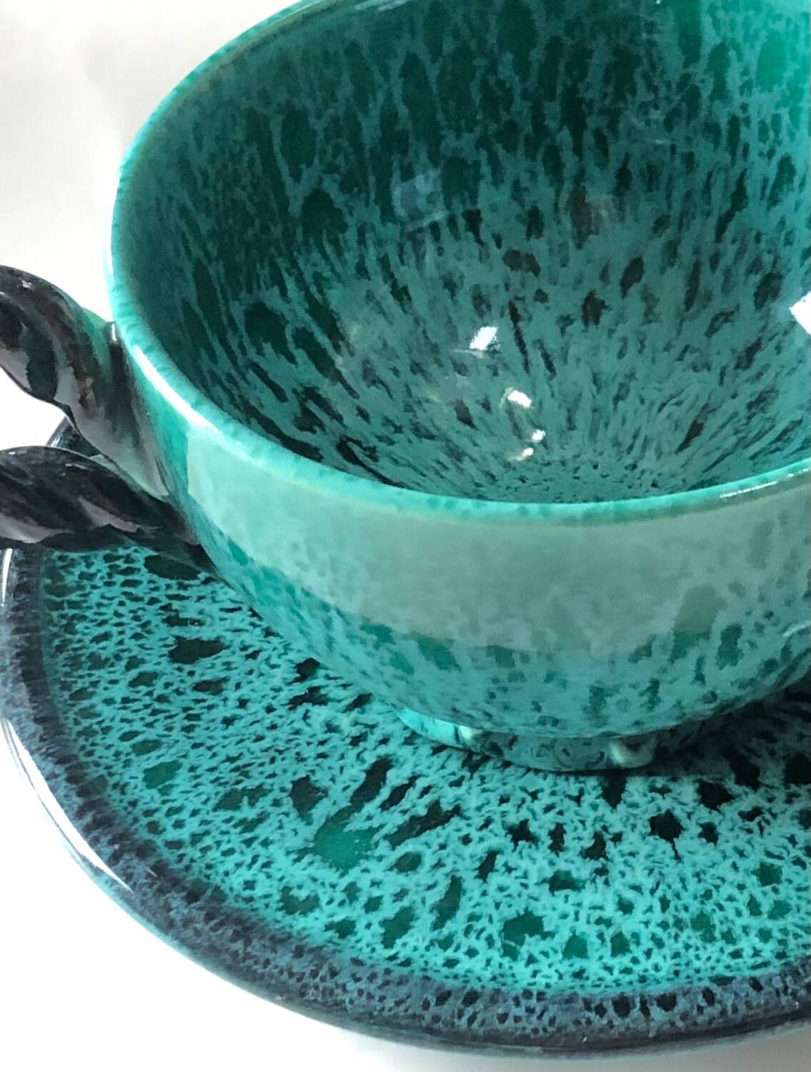 Tasse et soucoupe par Marius Giuge à Vallauris