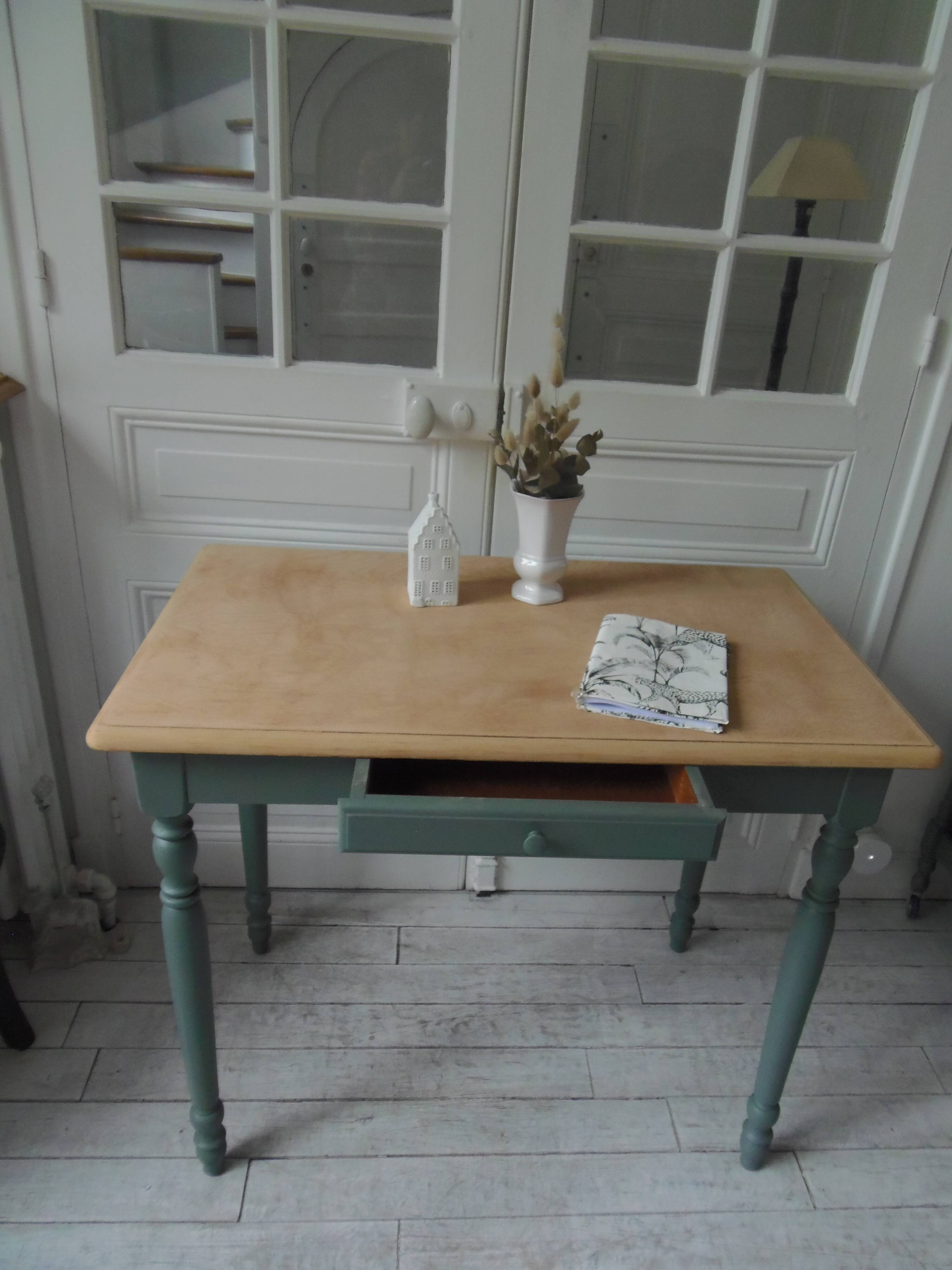 Table, bureau Piètement vert fumé, plateau bois.
