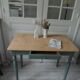 Table, bureau Piètement vert fumé, plateau bois.