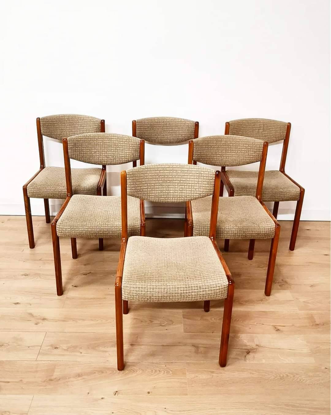 Set of 6 chairs in thick velvet and teak base