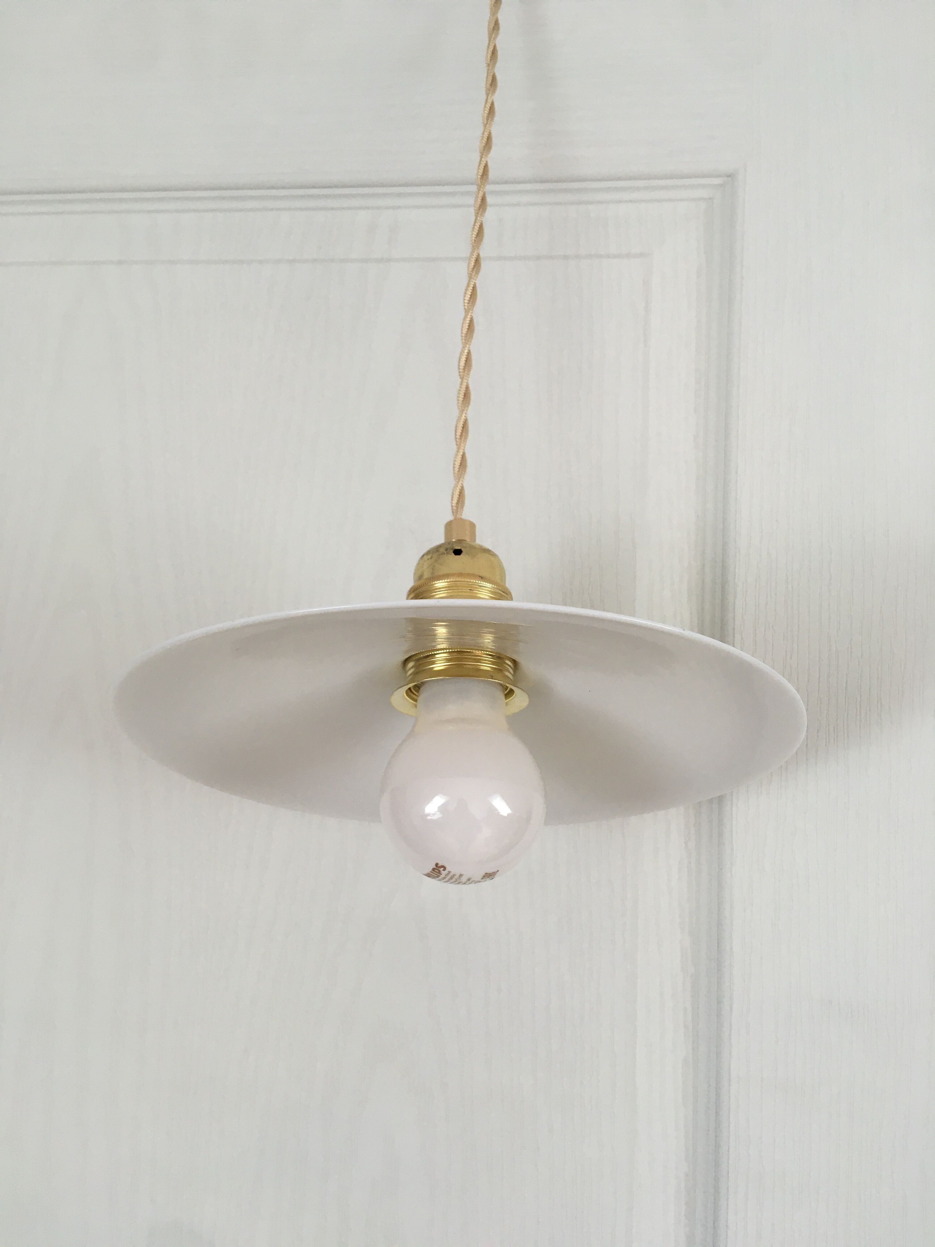 Pair of opaline suspensions