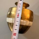 Petit vase vintage en laiton et nacre naturelle