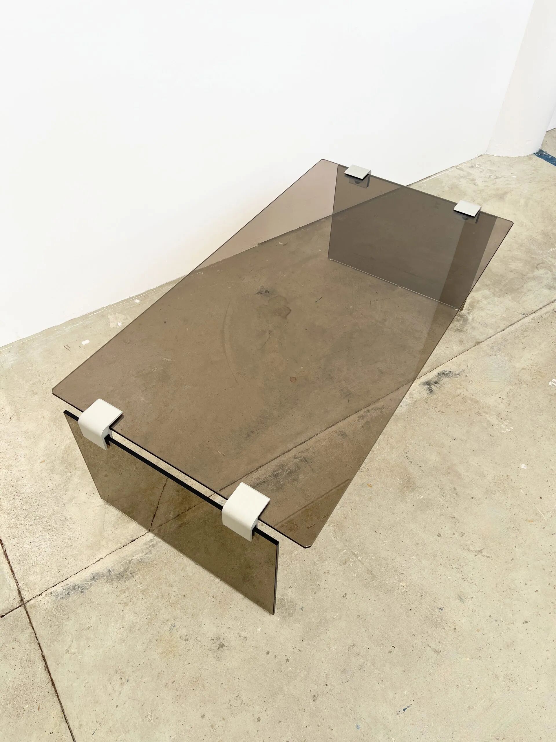 Table basse minimaliste 70s – verre bronze & alu