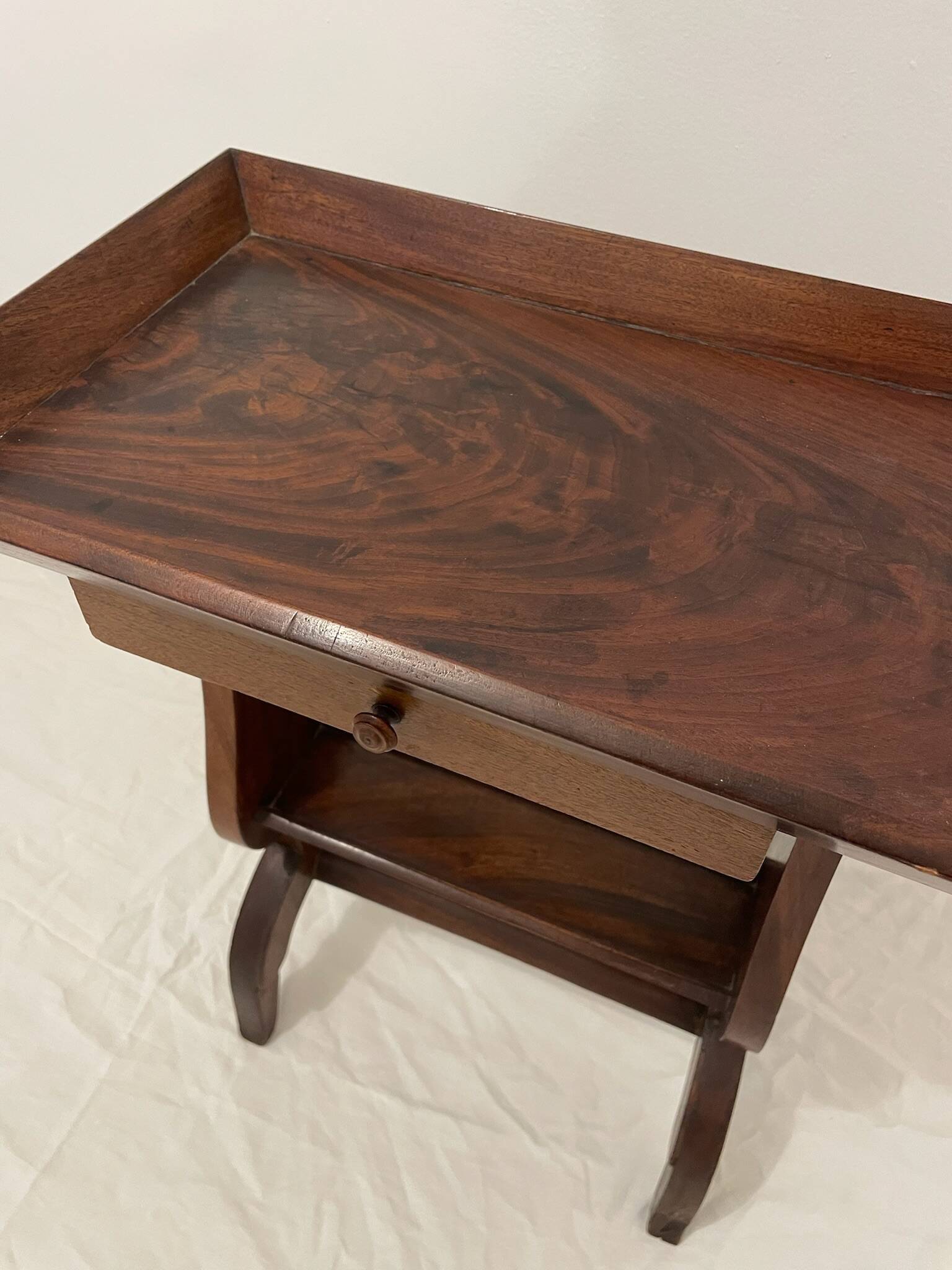 Mahogany gueridon from the 19th century - one drawer