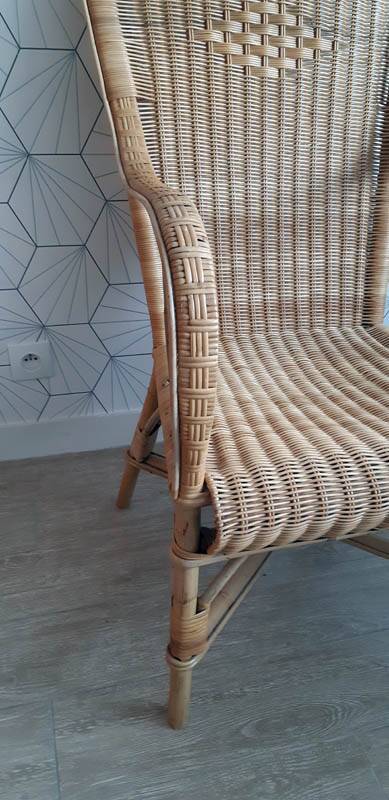Fauteuil vintage en rotin tressé.
