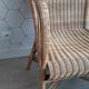 Fauteuil vintage en rotin tressé.