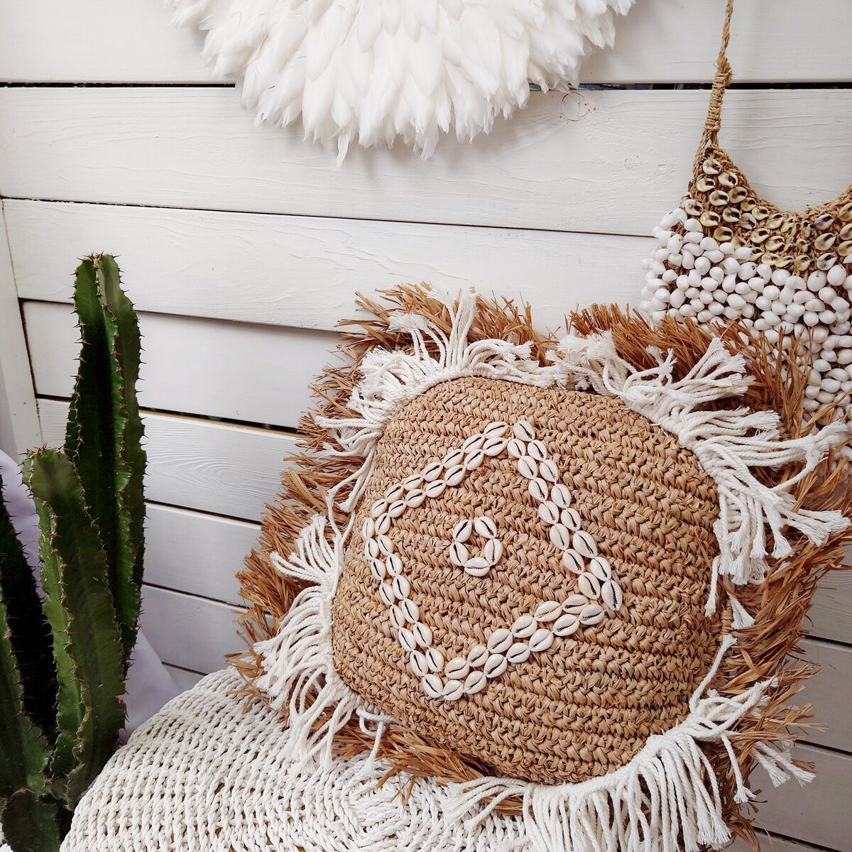 Cushion cover in natural raffia, shells and embroidery in macramé.