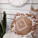 Cushion cover in natural raffia, shells and embroidery in macramé.