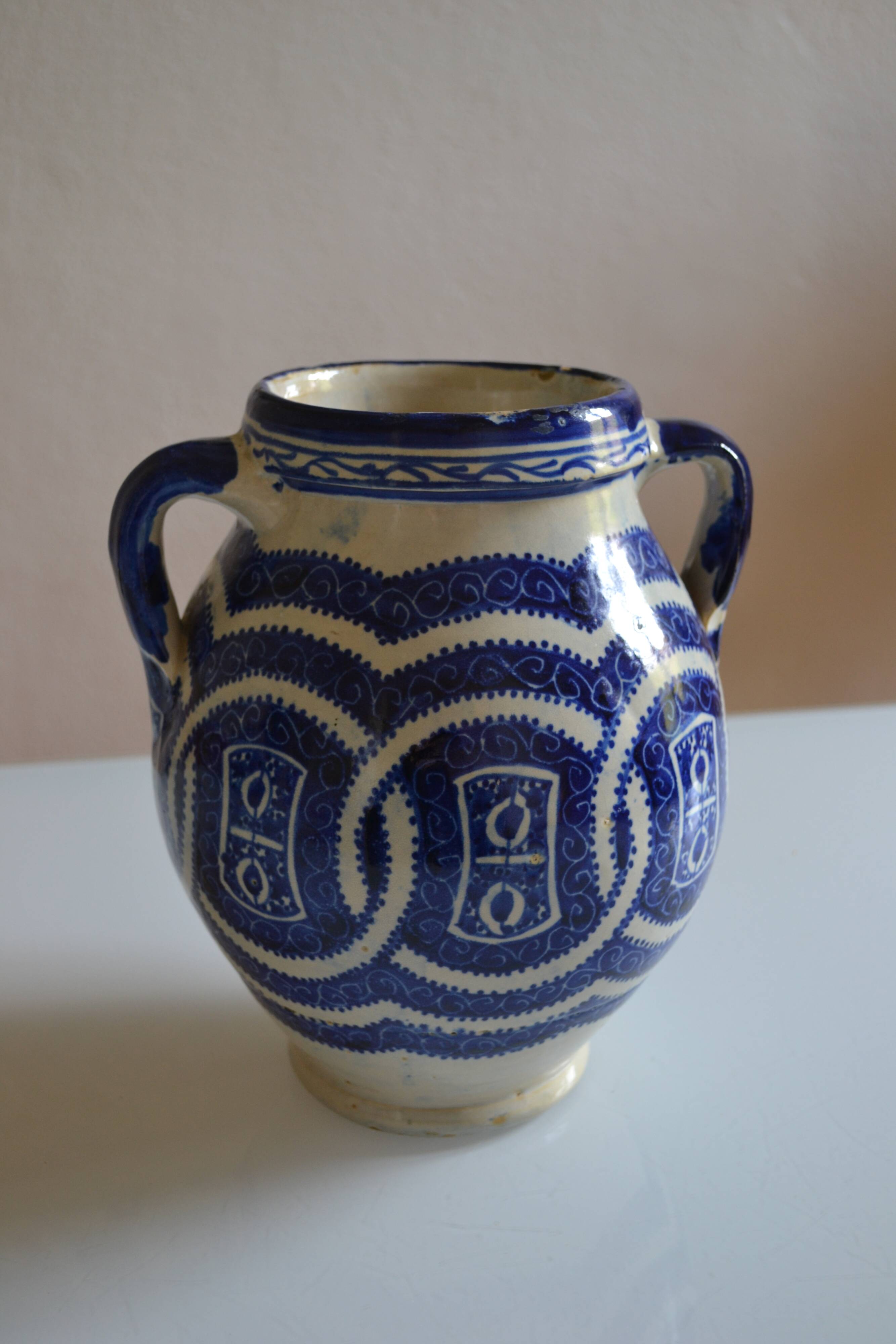Large vase from the Serghini workshop, ancient Moroccan ceramics, first half of the 20th century.