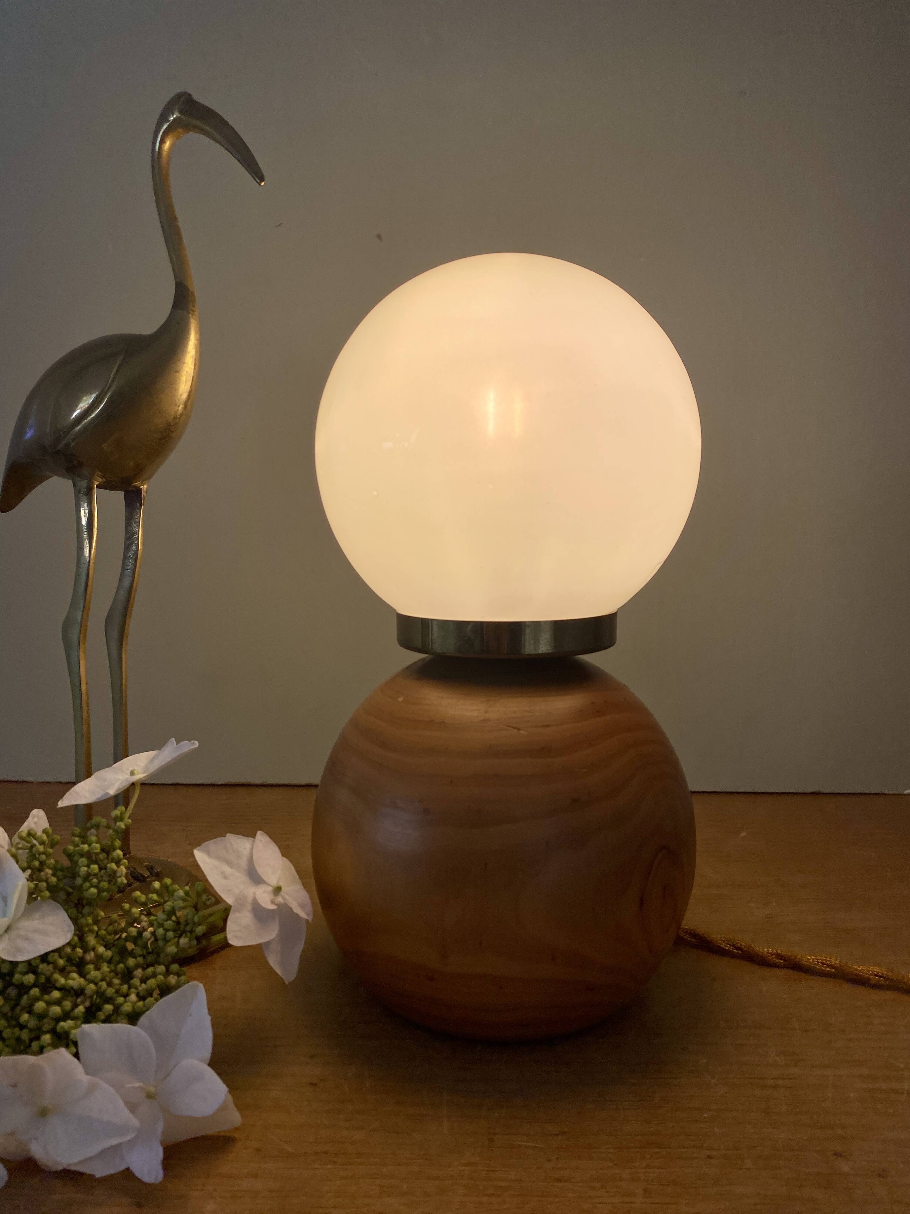 Lampe vintage opaline blanche et bois