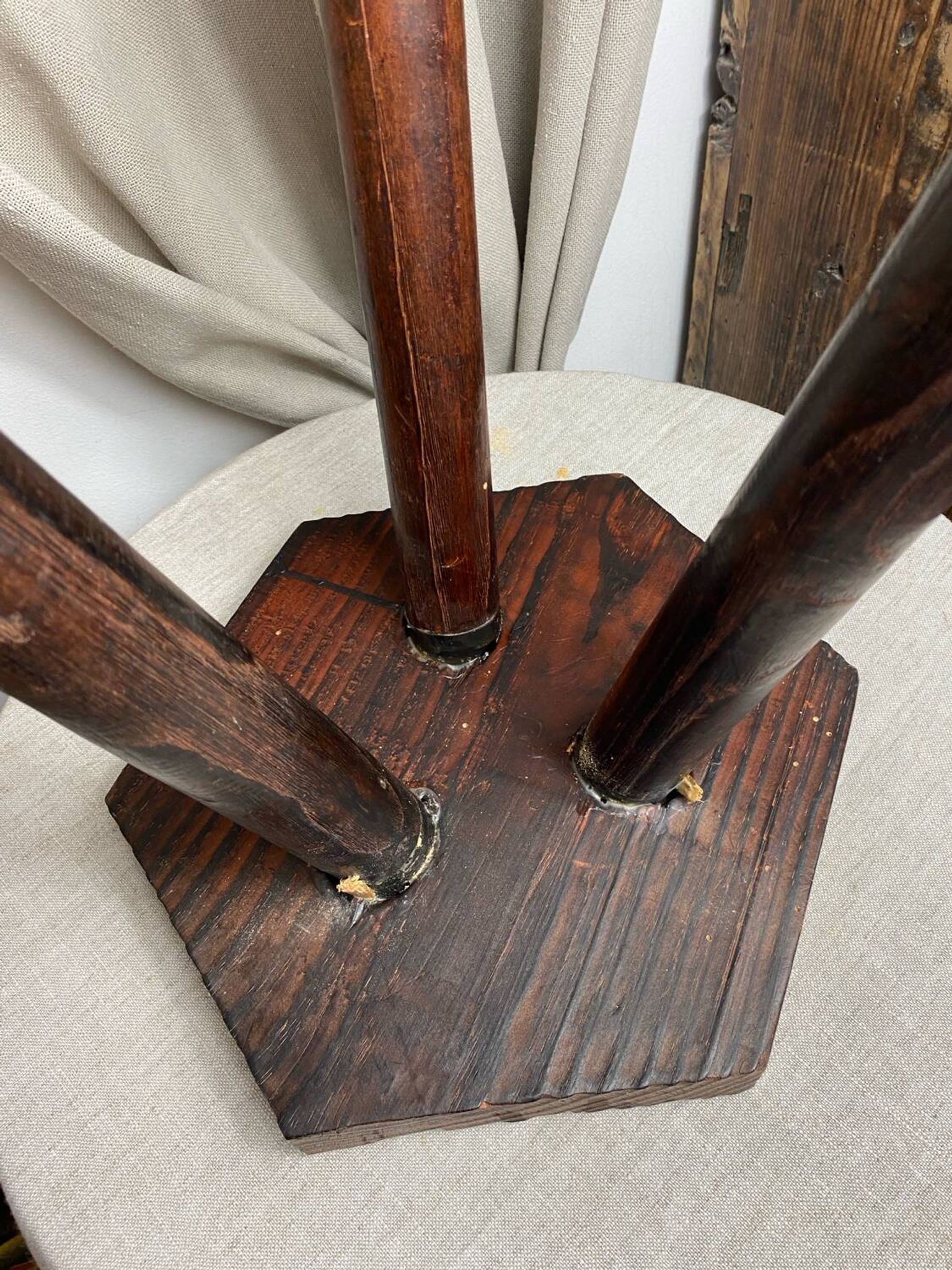 Tabouret de ferme français  tripode en bois années 60