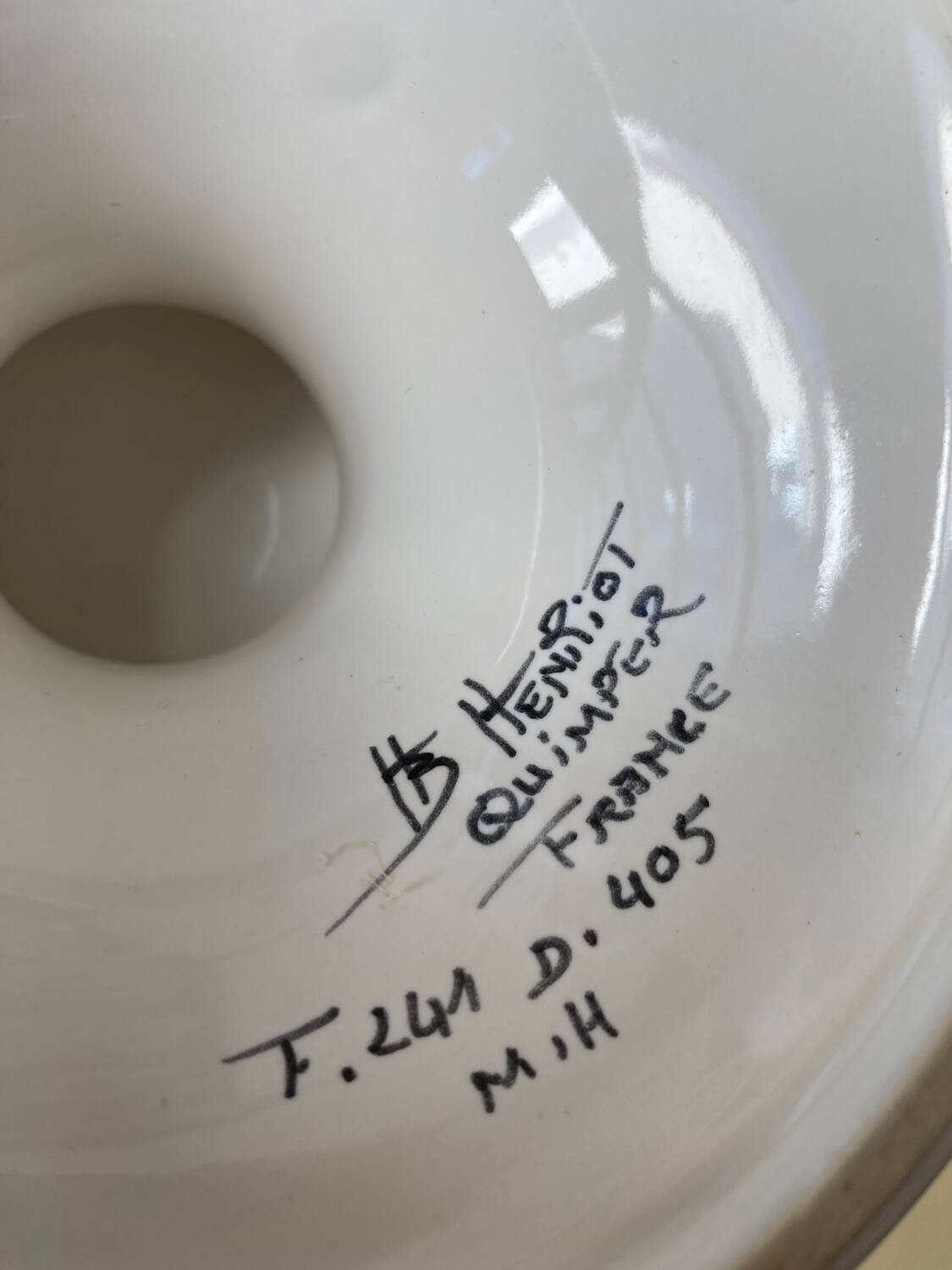 Fleur-de-lis earthenware fruit bowl signed Henriot