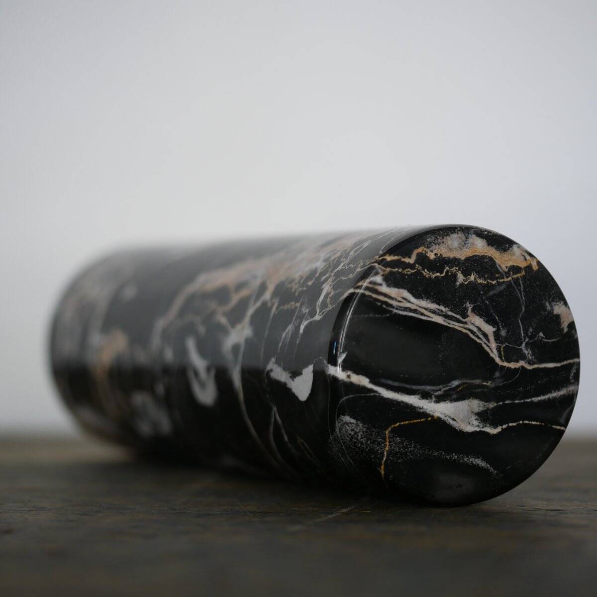 Vase en marbre Portoro noir et doré par Angelo Mangiarotti pour Skipper, années 70.