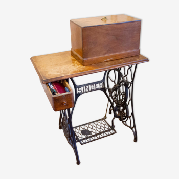 Pretty manual Singer sewing machine numbered 1900