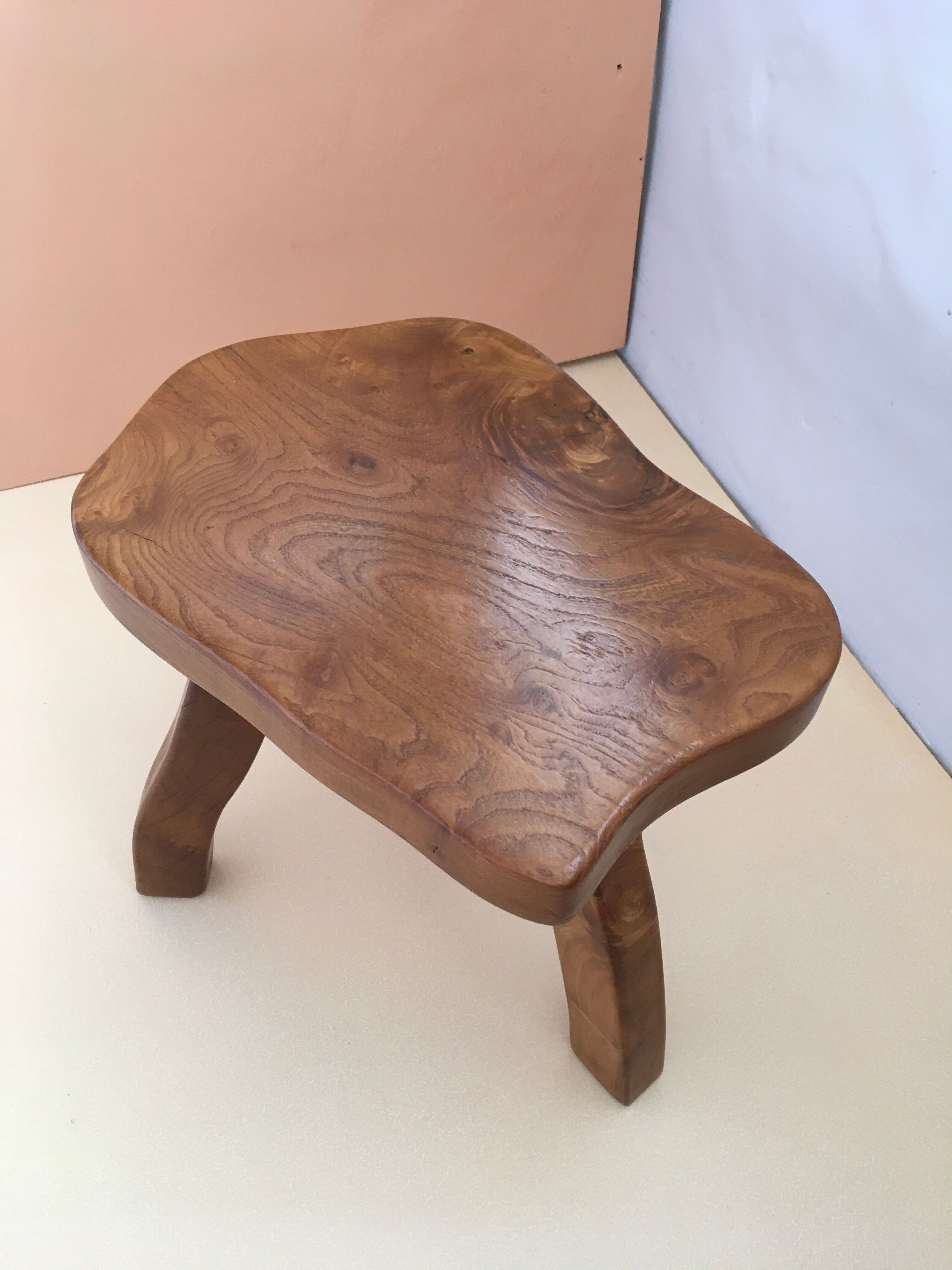 Tabouret tripode en orme