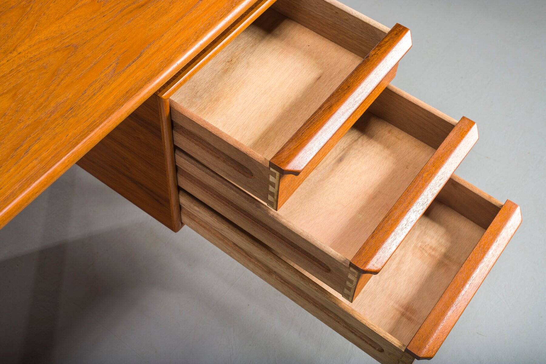 Mid-century modern teak freestanding desk from GV Møbler, 1960s